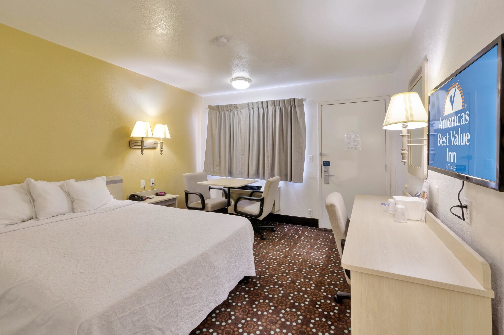 ROOM, QUEEN BED