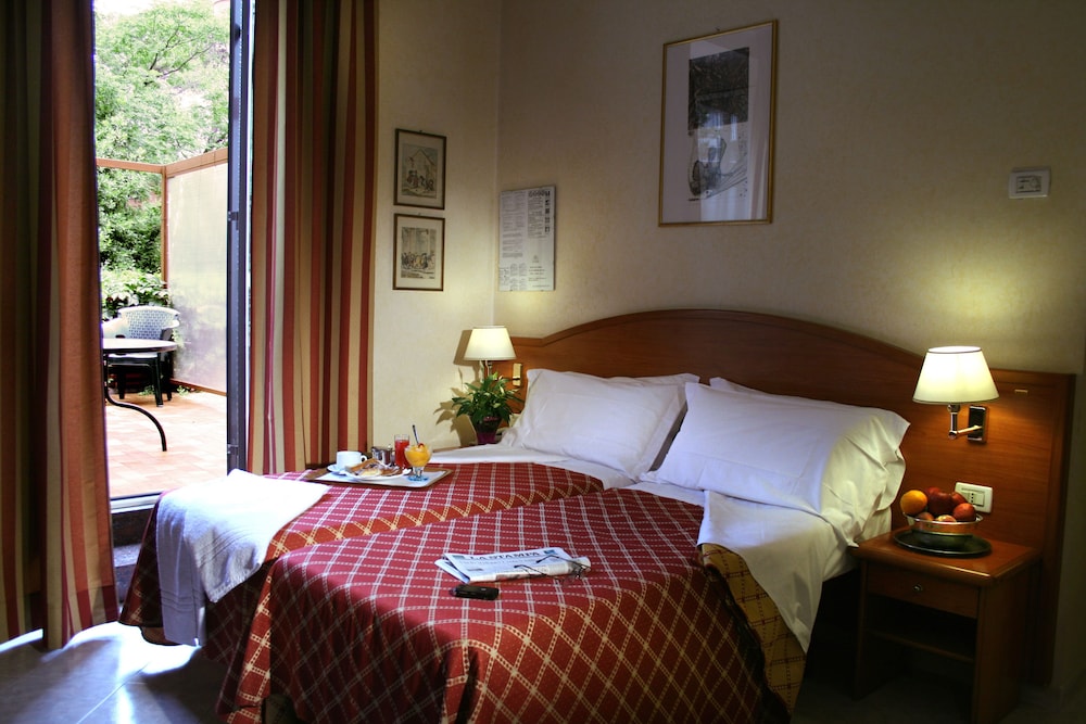 ROOM, DOUBLE OR TWIN BED
