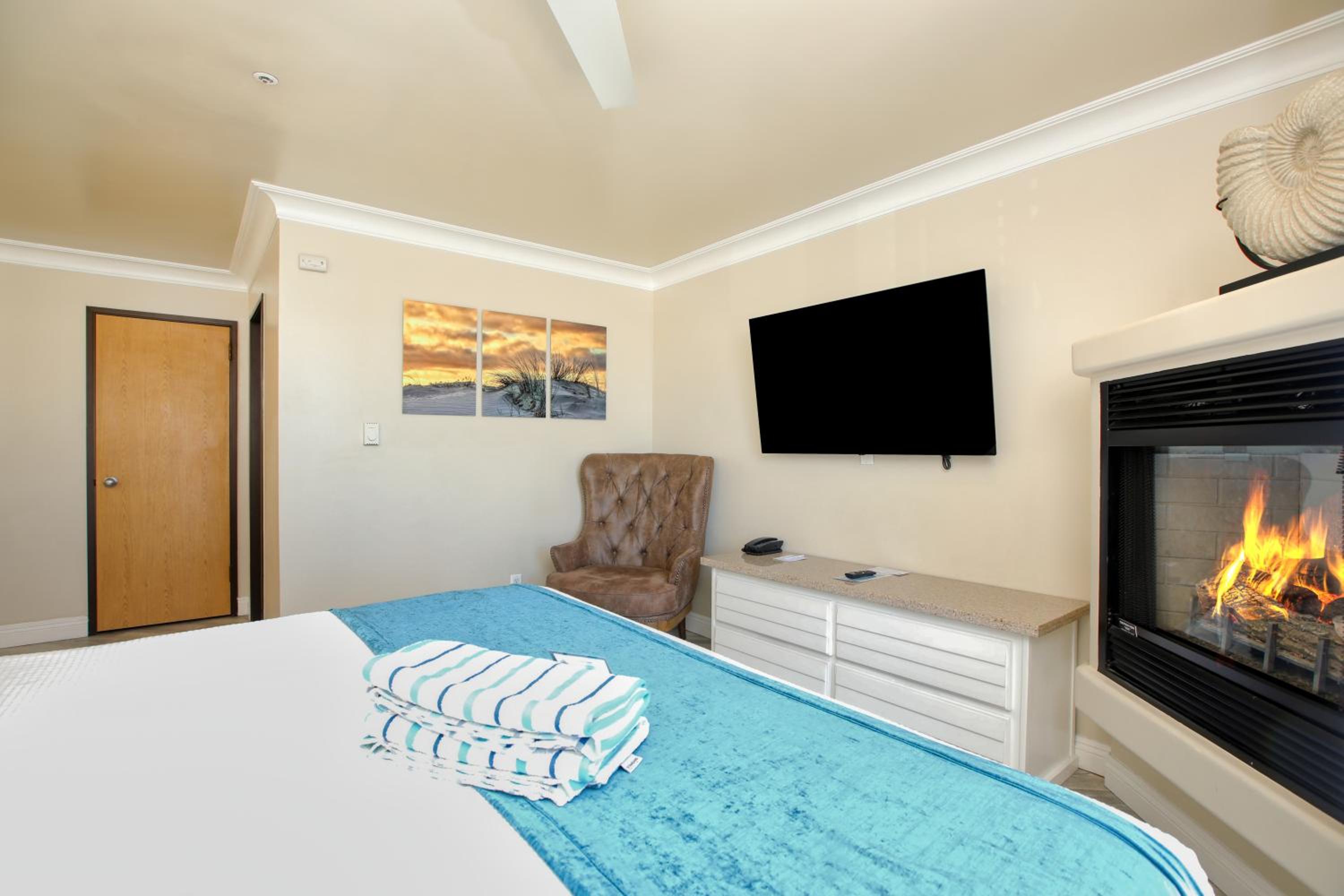 Deluxe, King Bed, Partial Ocean View