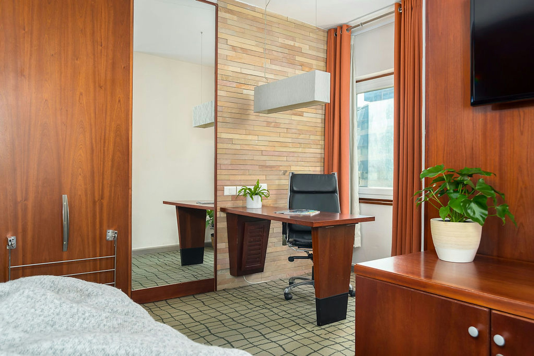 Townhouse Hotel and Conference Center 33/55