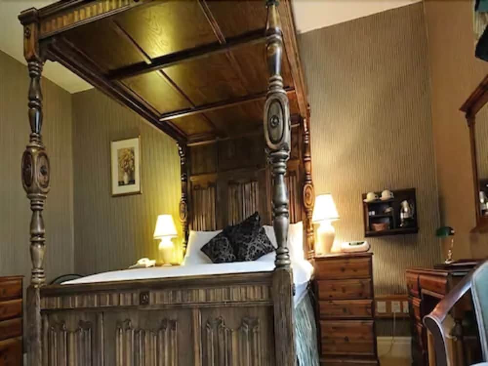 The Cotswold Gateway Hotel 9/25