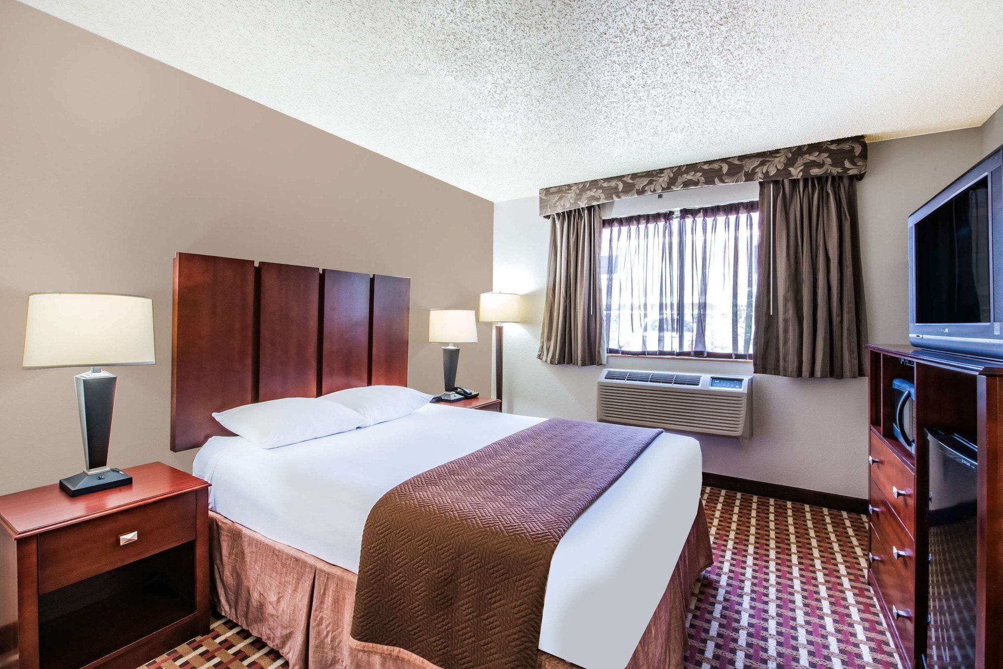 غرفة قياسية بسرير كينج، Super 8 by Wyndham Harlingen TX 5/7