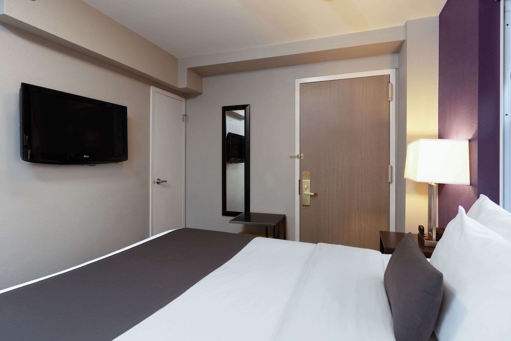 ROOM, QUEEN BED