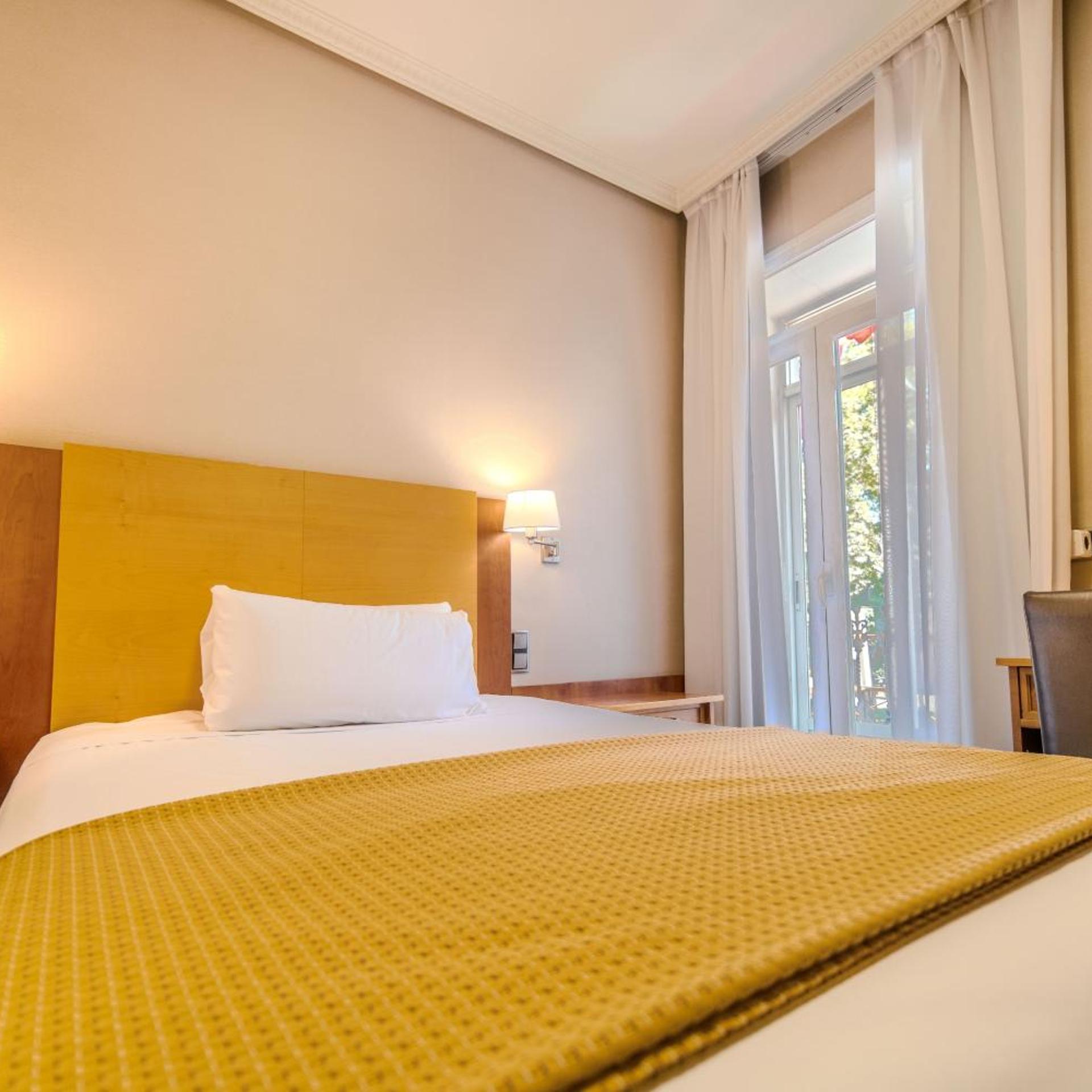 ROOM, SINGLE, DOUBLE BED