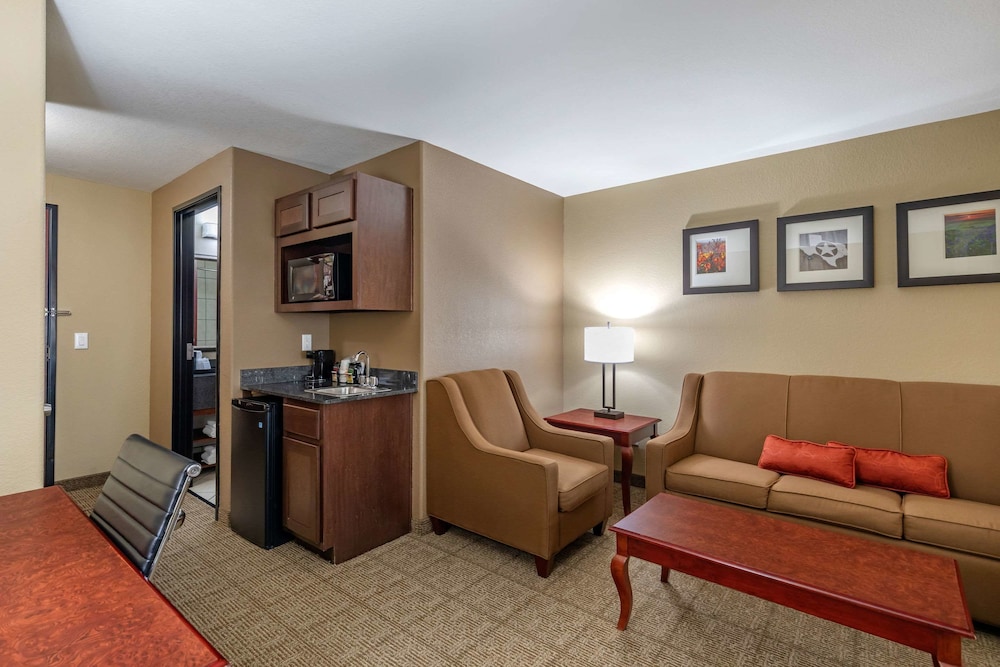 Comfort Suites Ennis TX 31/43