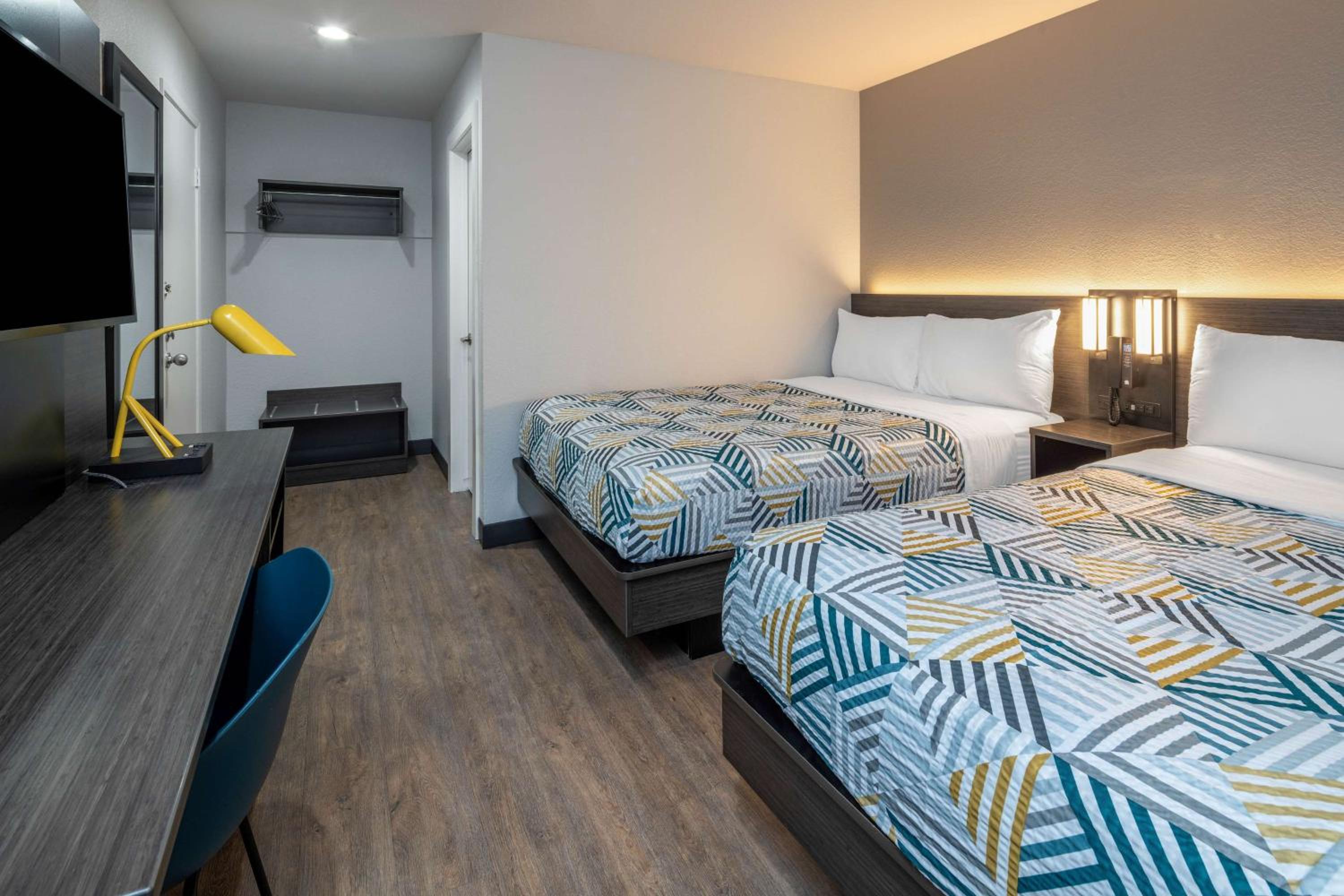 Deluxe, Quadruple, Motel6 Fontana 4/9