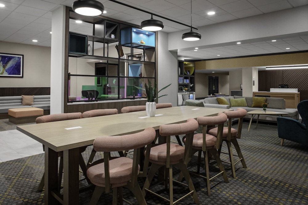 Holiday Inn Suites Boston Peabody 42/62