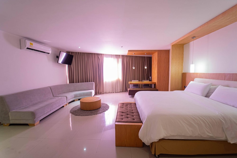 SUITE, KING BED, CITY VIEW, JETTED TUB