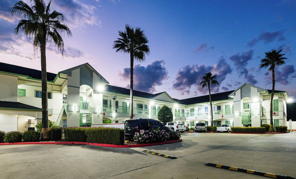 Palace Inn I-10East & John Ralston 18/24