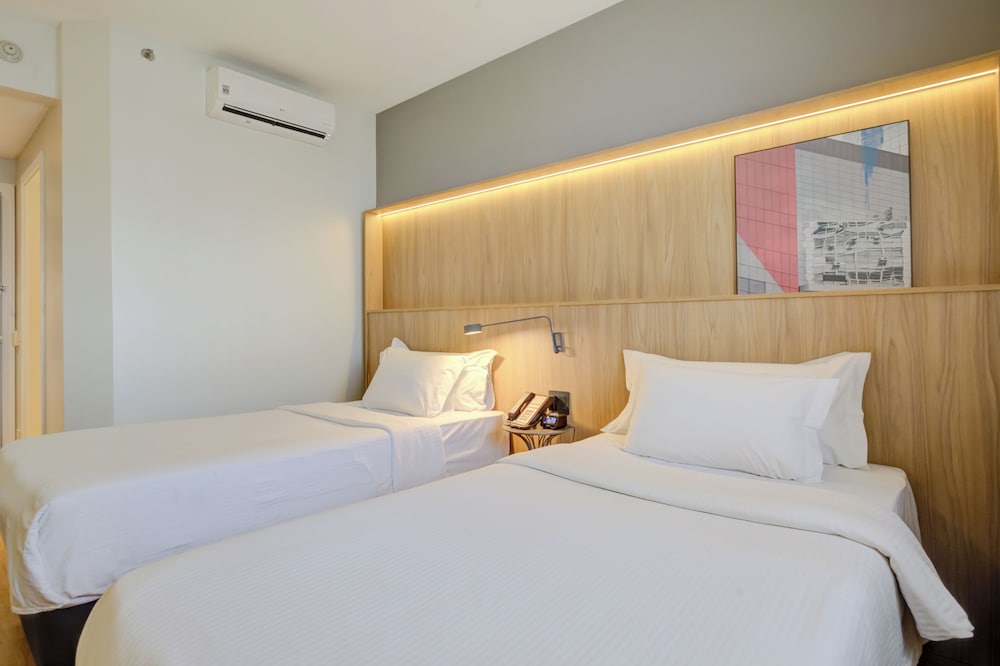 Two Twin Beds Room W/ Mini Fridge Non Smoking