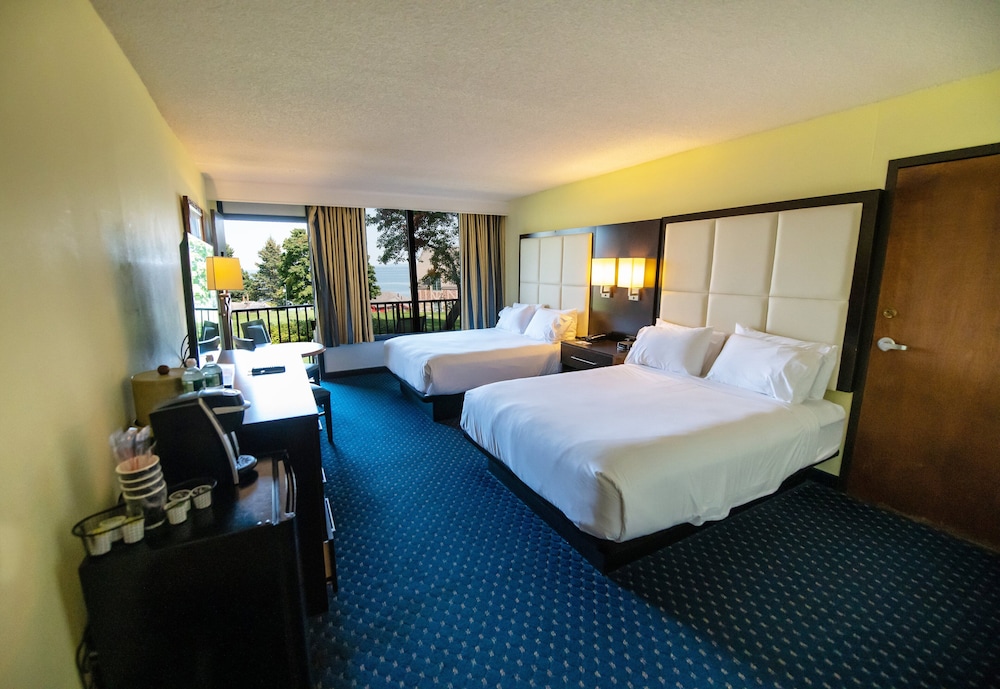 Premium, 2 Queen Beds, Ocean Front, Holiday Inn Resort Bar Harbor Acadia Natl Park 4/6