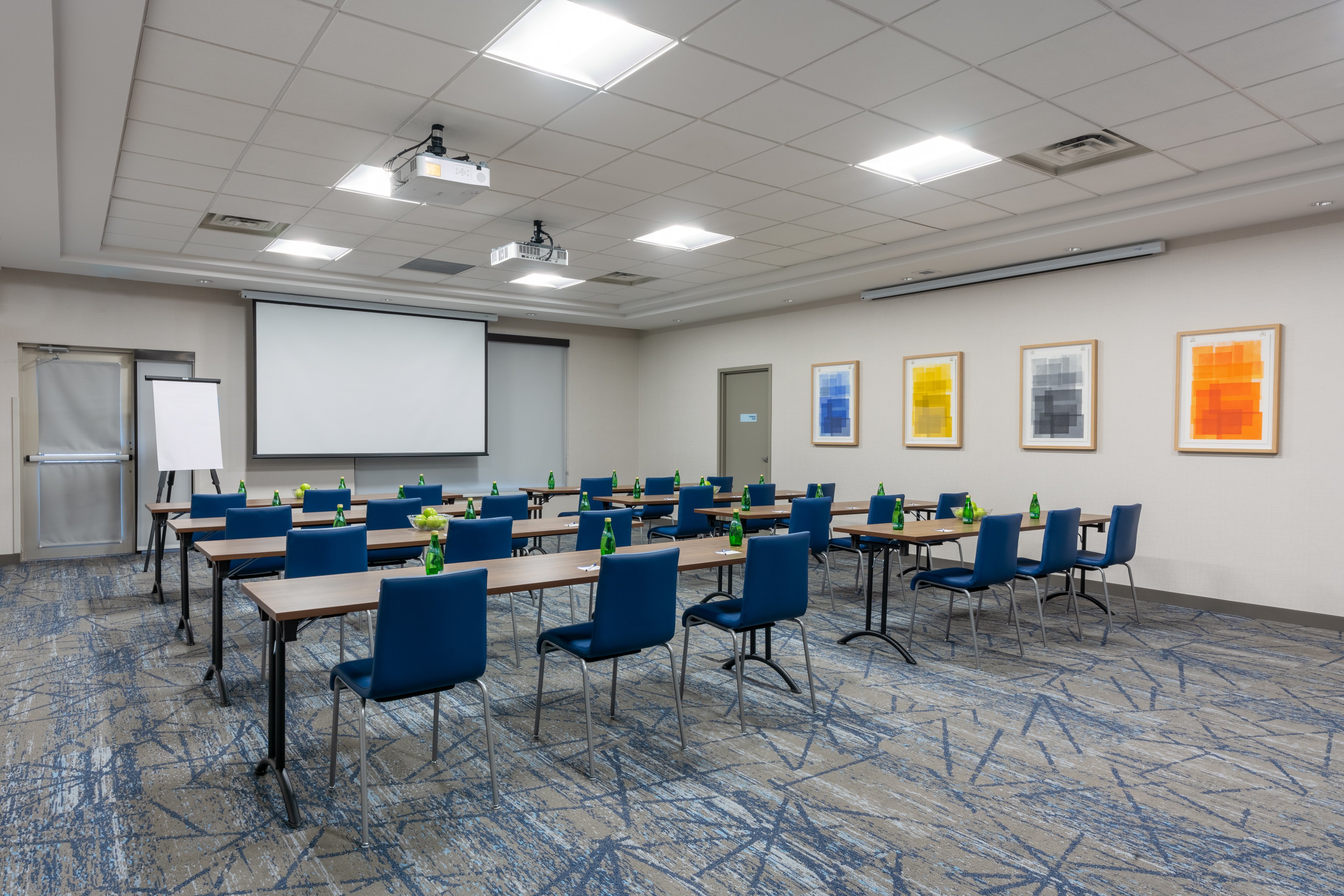 Holiday Inn Express Suites Vaughan 68/78