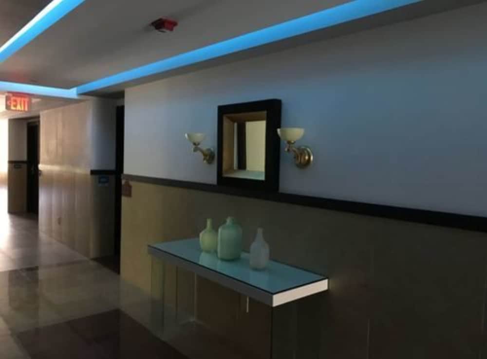 Beverly Hills: Hotel & Business 32/62
