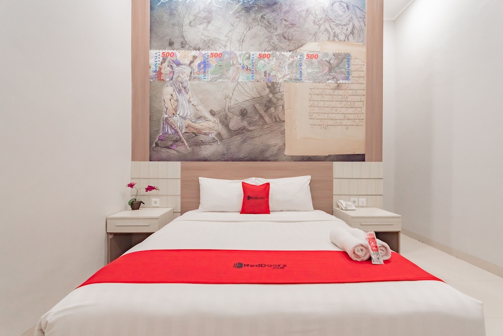 RedDoorz Plus @ Point Phila Cihampelas 10/50