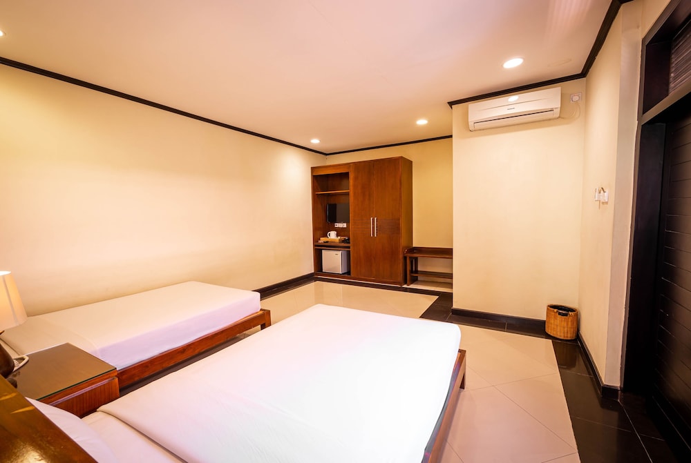 YULIA BEACH INN 36/67