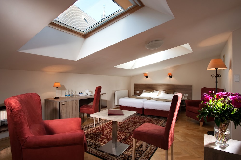 Hotel Santi 38/56