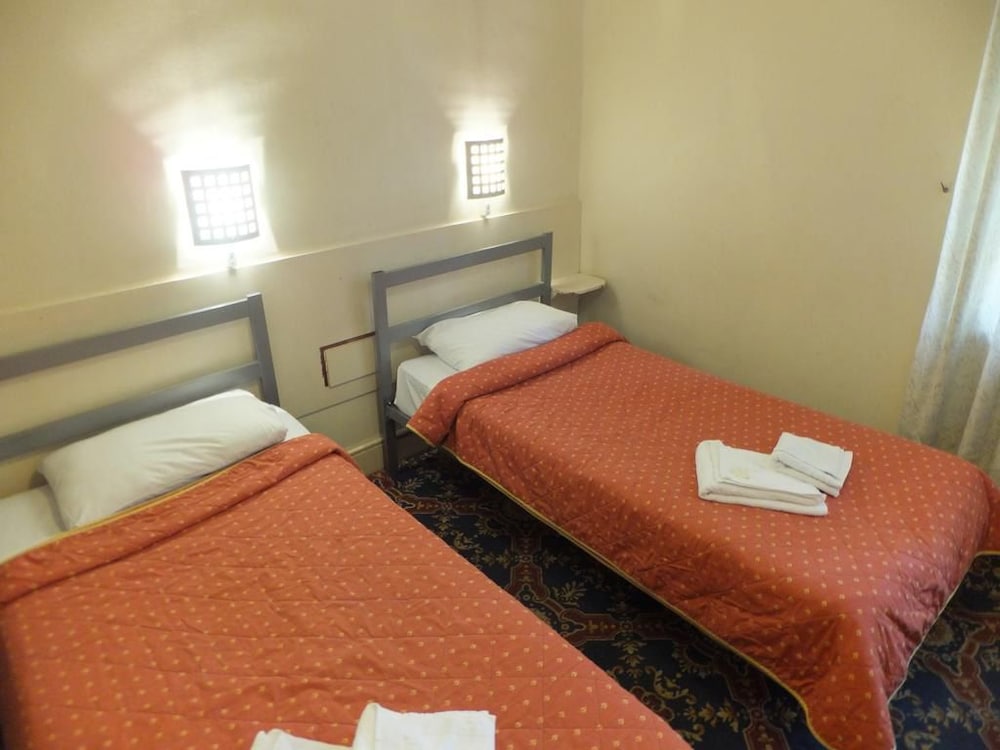 Gresham Hotel 7/50