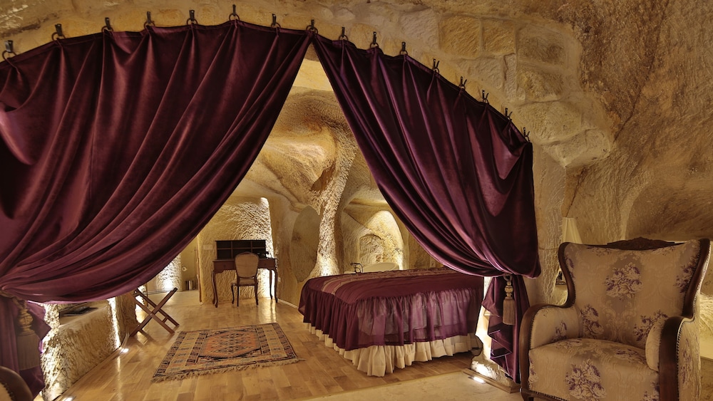 Golden Cave Suites 30/55