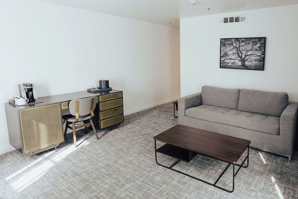 Vinland Hotel and Lounge 50/71