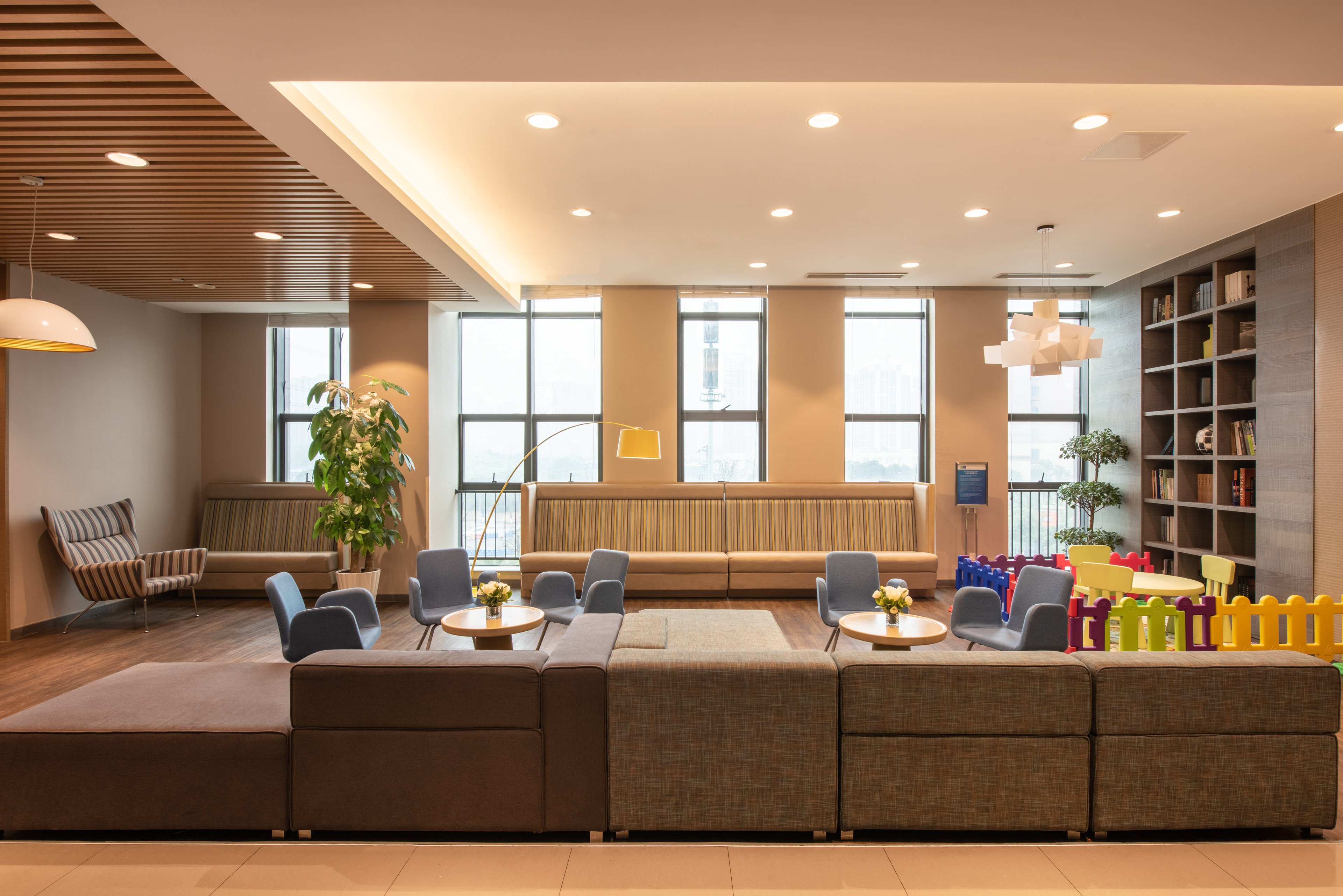 Holiday Inn Express Chongqing University Town 33/55