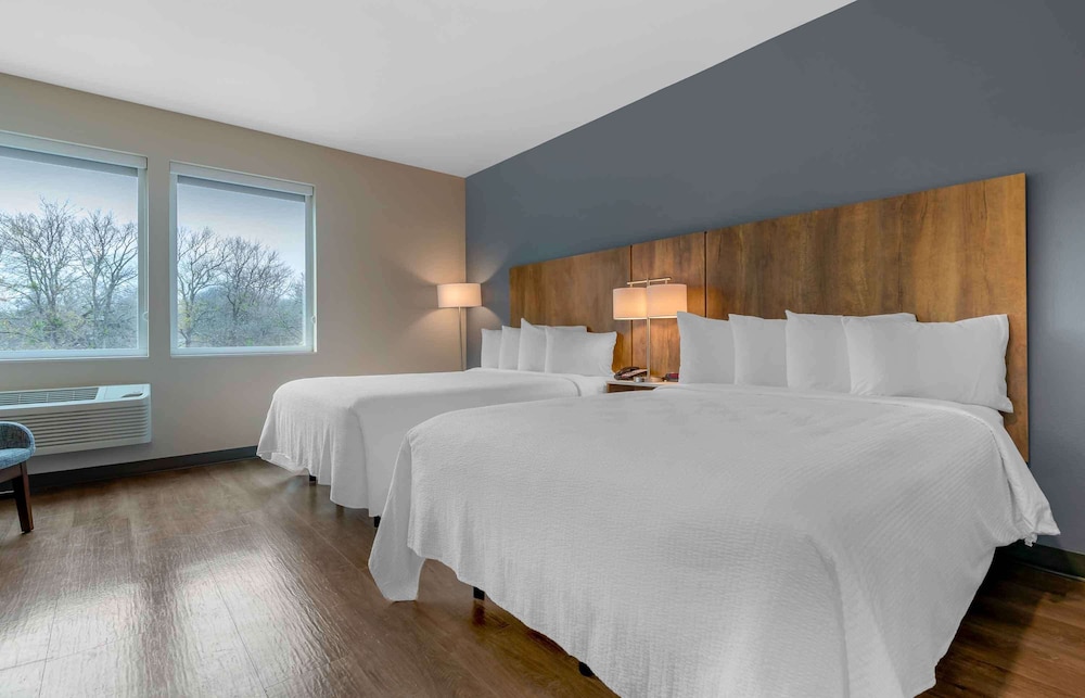 STUDIO, 2 QUEEN BEDS