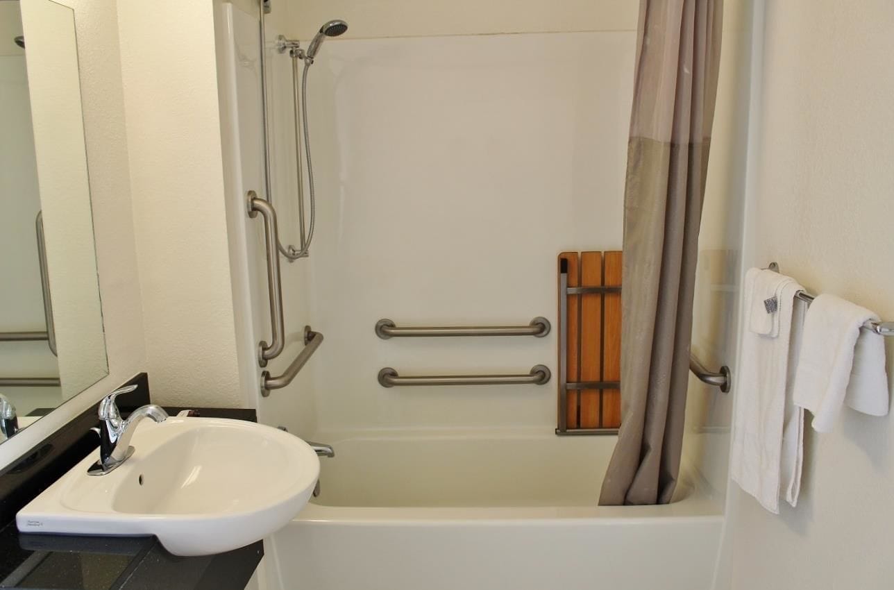 غرفة بسرير كوين للمدخنين، Americas Best Value Inn Stillwater 6/9