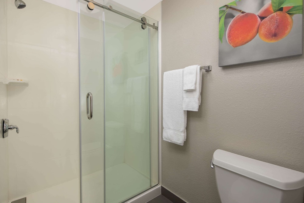 La Quinta Inn & Suites by Wyndham Atlanta Airport North 21/60