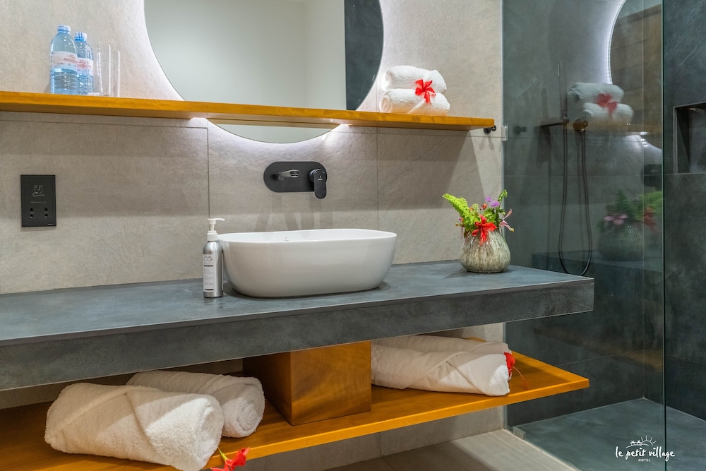 Le Petit Village Hotel 47/50