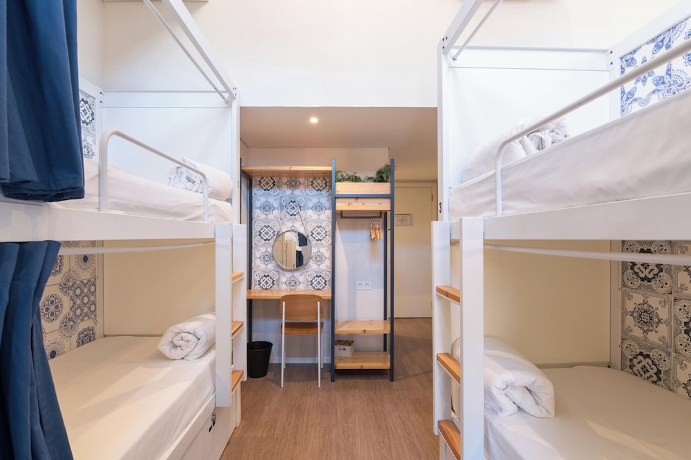 MIXED DORM, 8 BEDS
