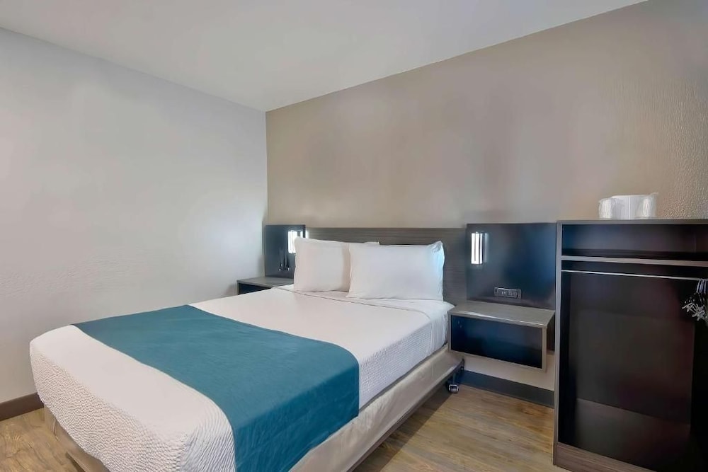 Motel6 Palmdale, CA 33/60
