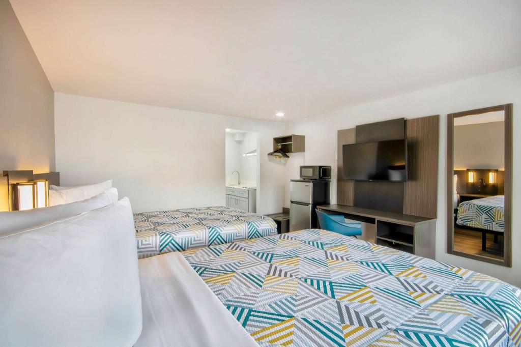 2 Full Beds - Non-Smoking, Kitchen، Studio6 Eureka, CA - Old Town 6/10