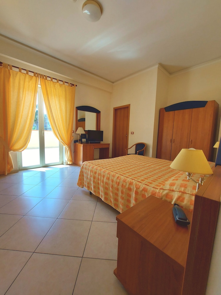 STANDARD, DOUBLE OR TWIN BED, PRIVATE BATHROOM, ACCESSIBLE