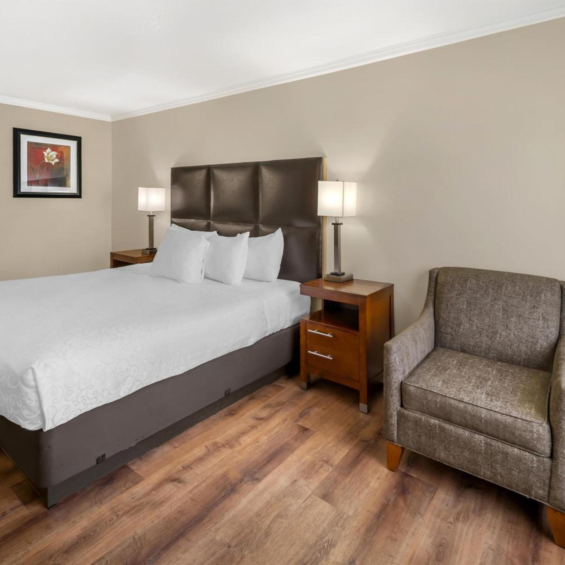 Room, King Bed, Hot Tub 3/8