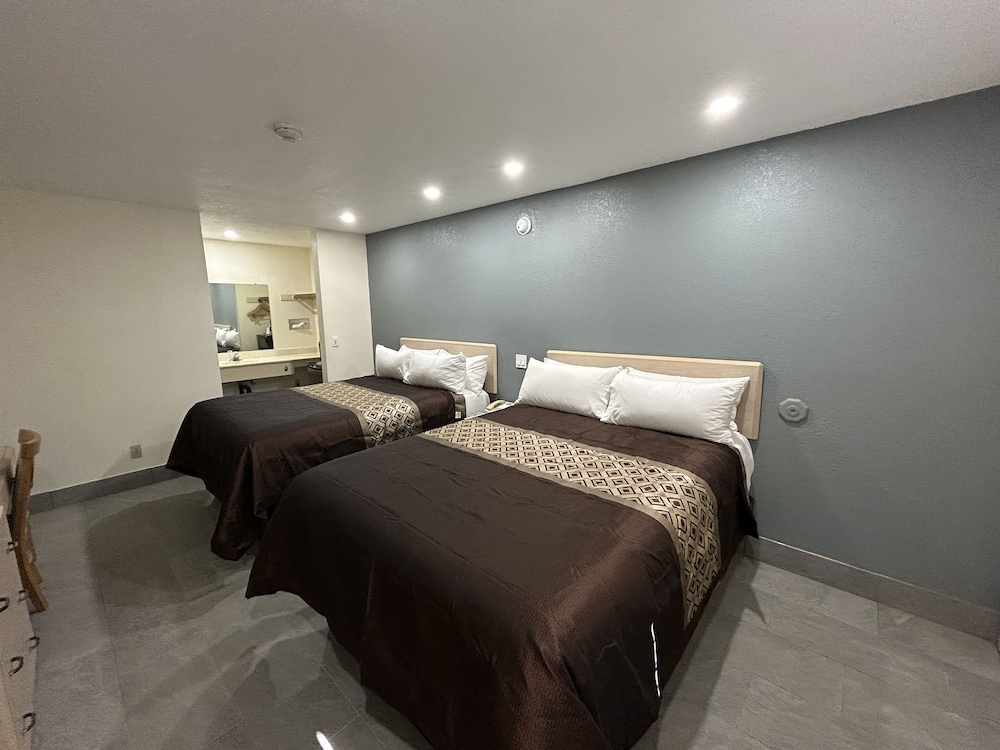 California Inn & Suites 20/31
