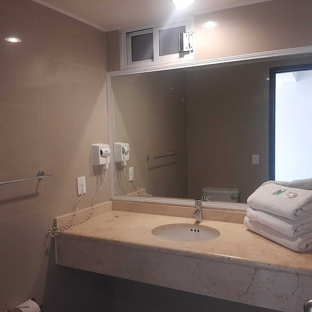 غرفة عائلية ثلاثية بسرير كوين وسرير فردي بإطلالة على الفناء، Hotel Borda Cuernavaca 5/6