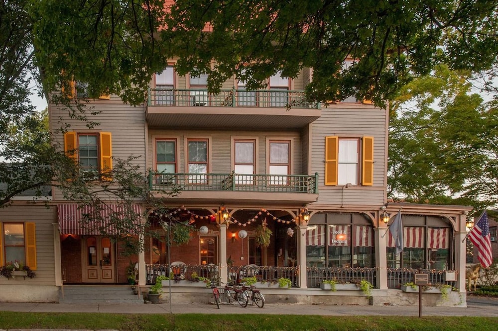 The Inn at Saratoga 2/53