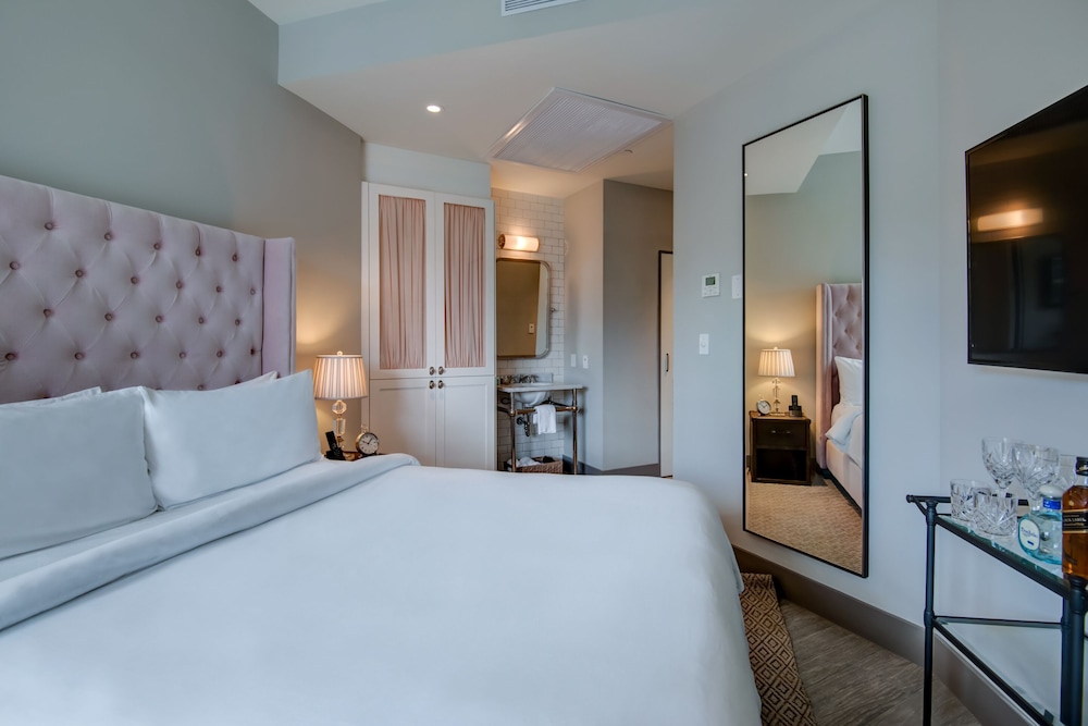 Juliette, Queen Bed, Pool View, Accessible