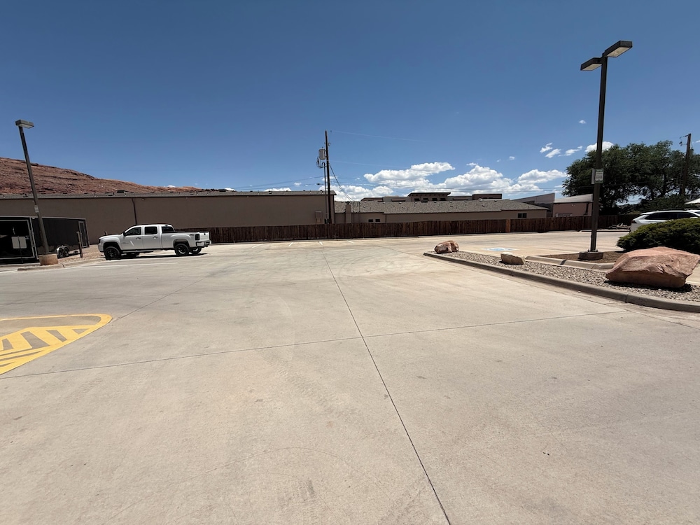RIVER CANYON LODGE 53/57