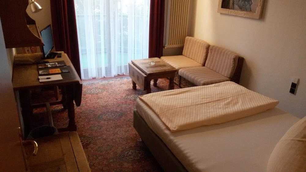 ROOM, SINGLE