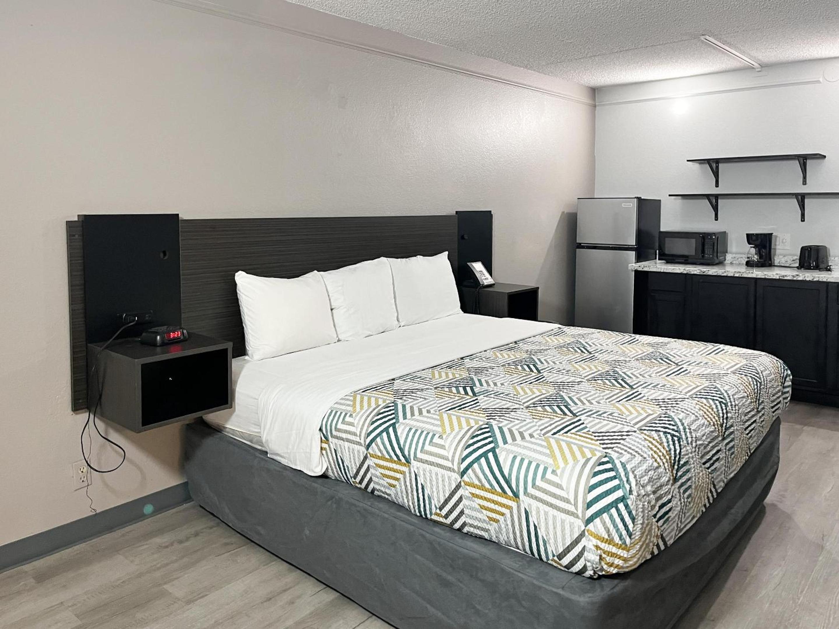 2 Queen Beds - Hearing Accessible, Non-Smoking, Motel6 Council Bluffs, IA - Omaha East 7/10