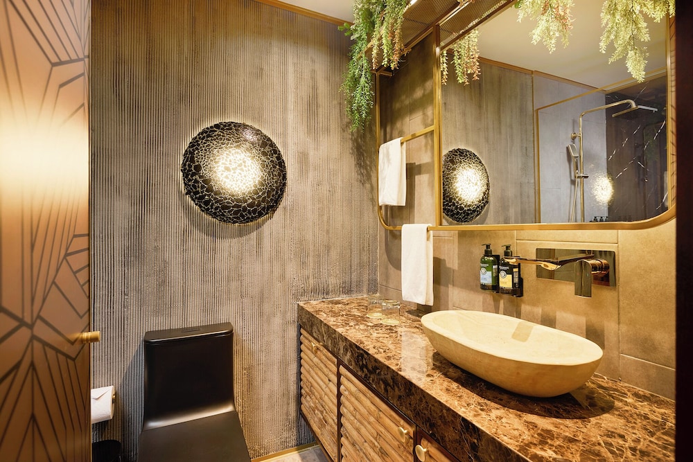 Golden Valley Hotel 46/50