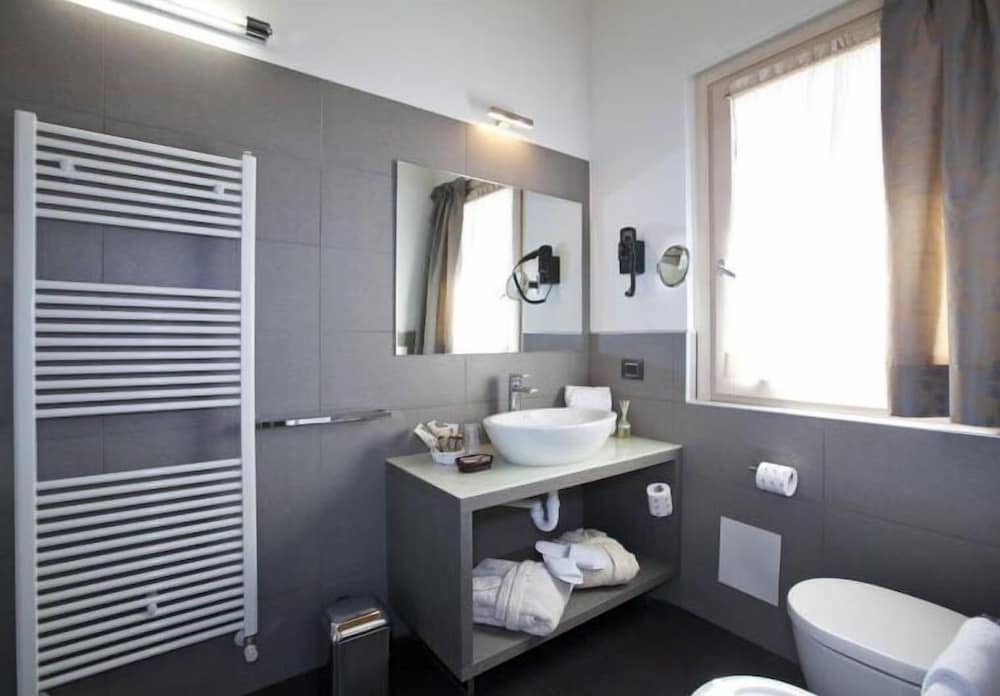 Harmony Suite Hotel 42/44