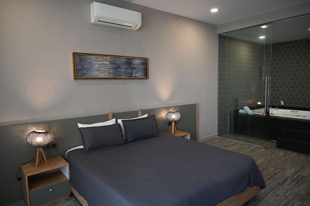 Agora Suites 24/67