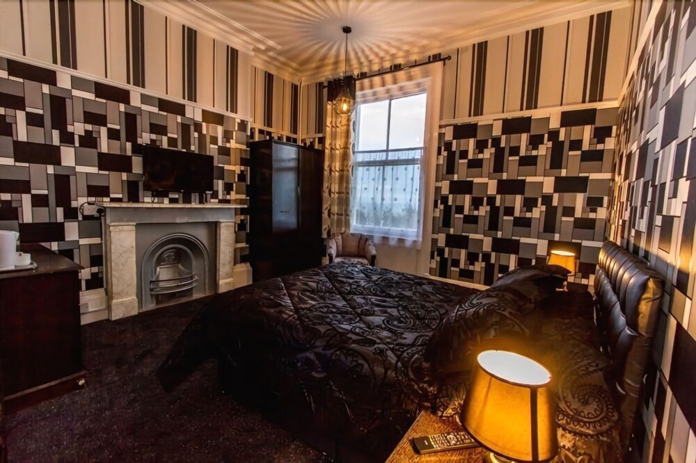 The Carlton Hotel 33/56