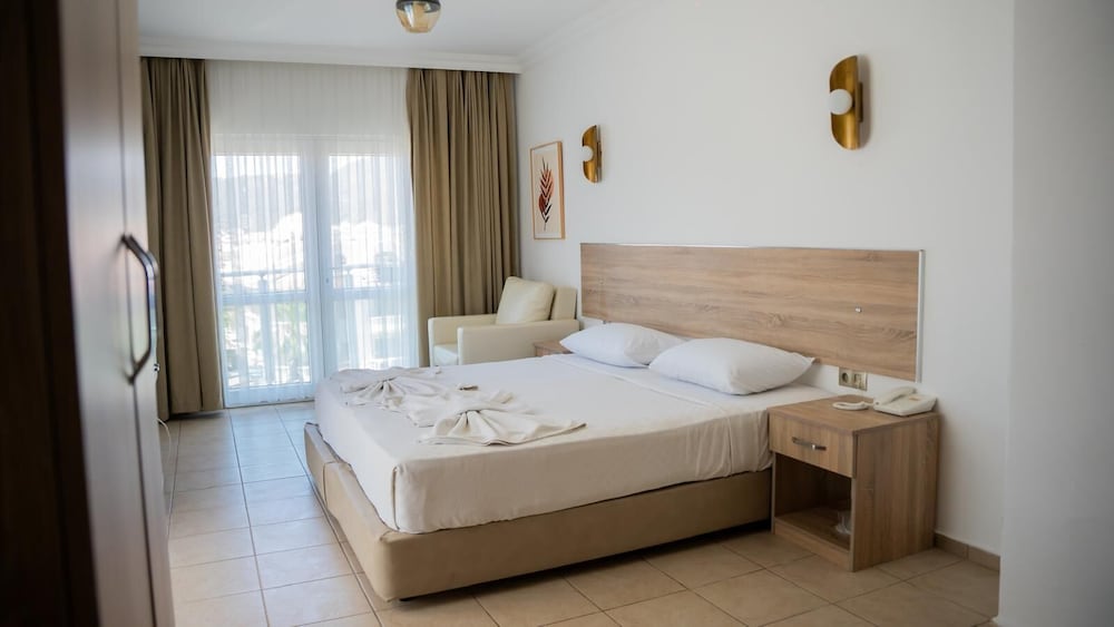 STANDARD, DOUBLE OR TWIN BED, CITY VIEW