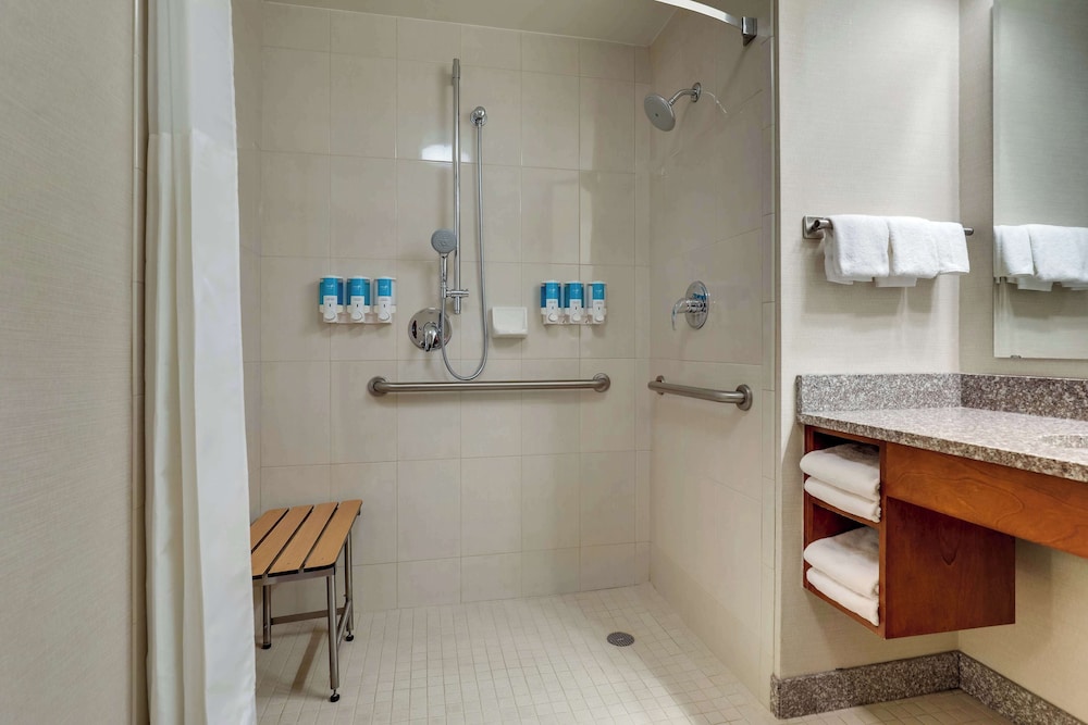 غرفة بسريرين كوين لذوي الإعاقة، Drury Inn Suites Mt Vernon 4/4