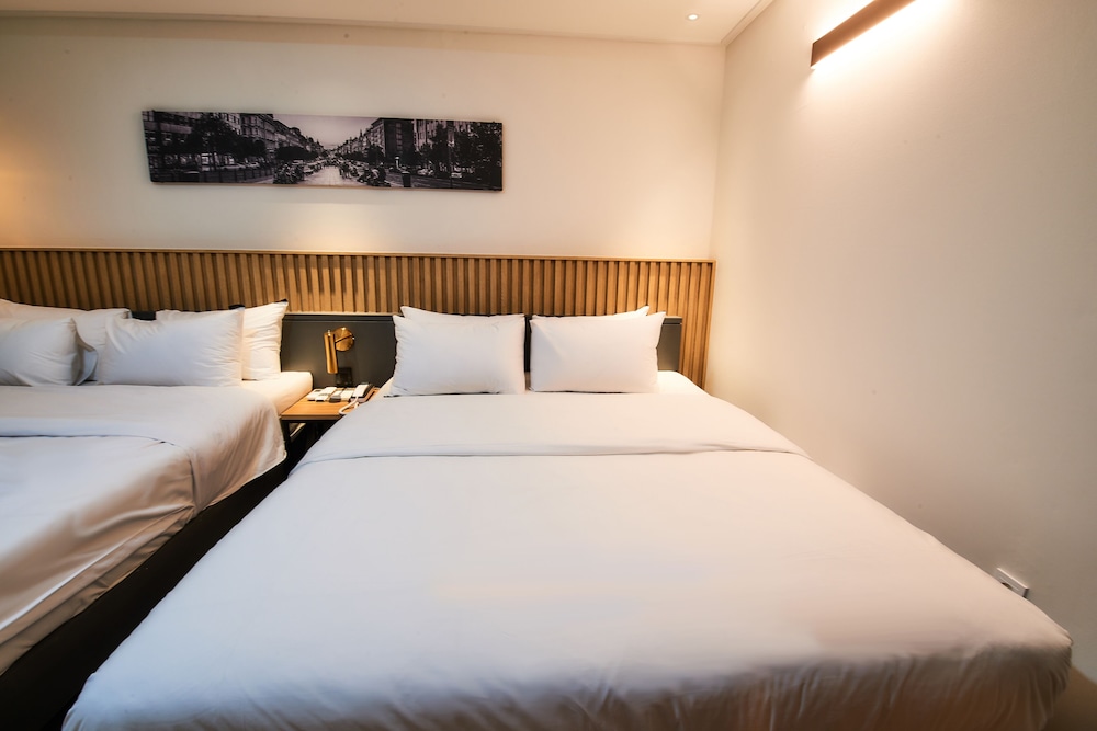 West In Hotel 4/50