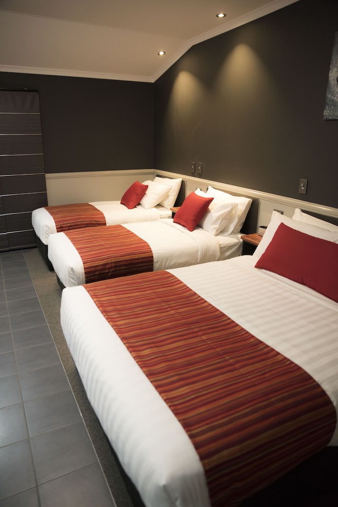 THE ROCKS MOTEL 22/55