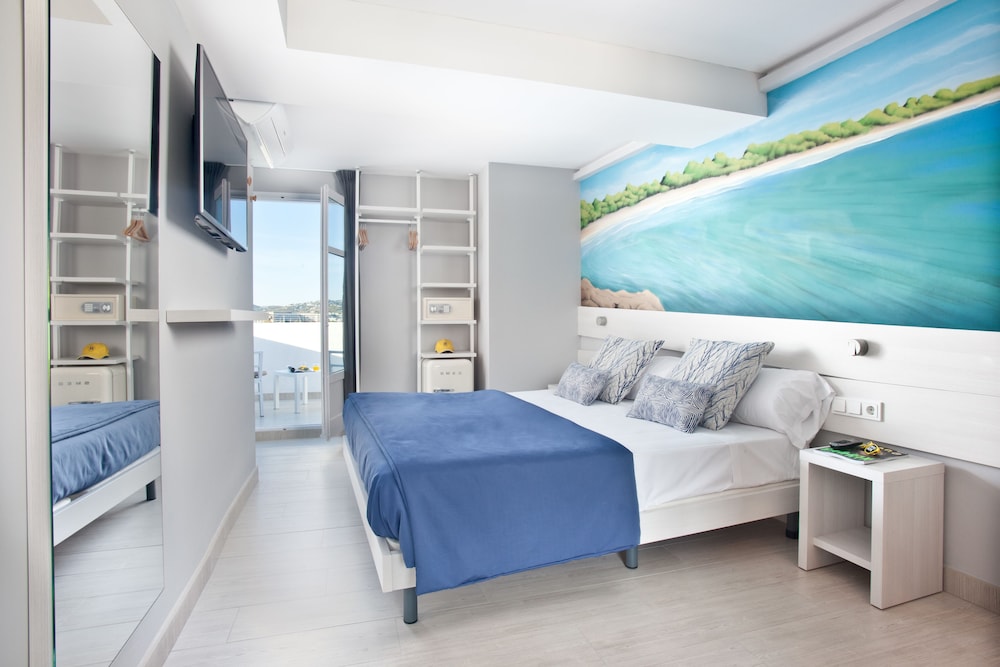 Hotel Ryans La Marina 24/69