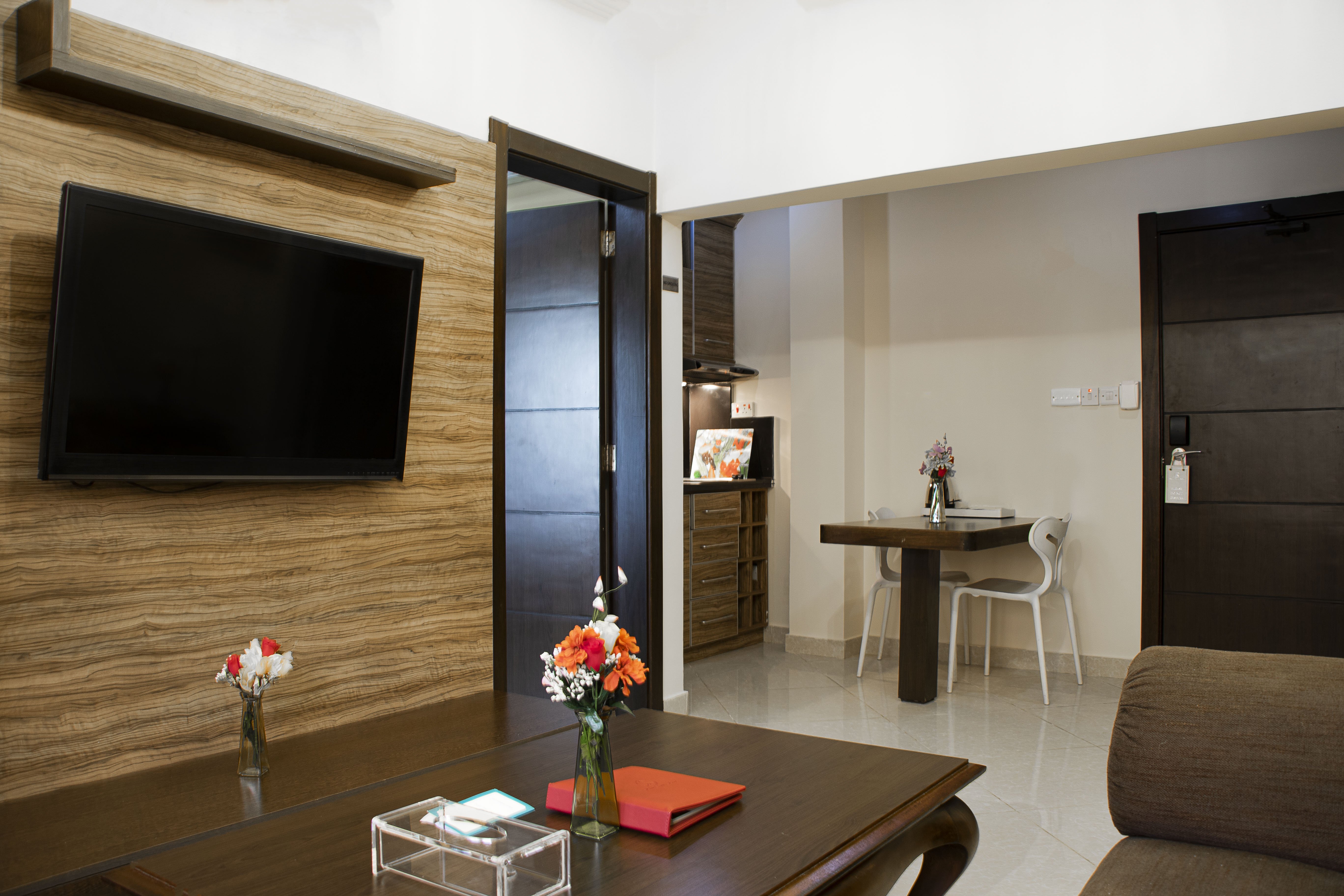 Home Suites Hotel 63/80